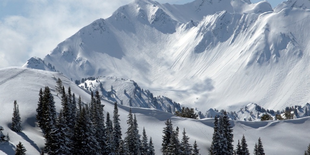 SAR Teams in Canada Launches Search For Missing Skier in Sun Peaks